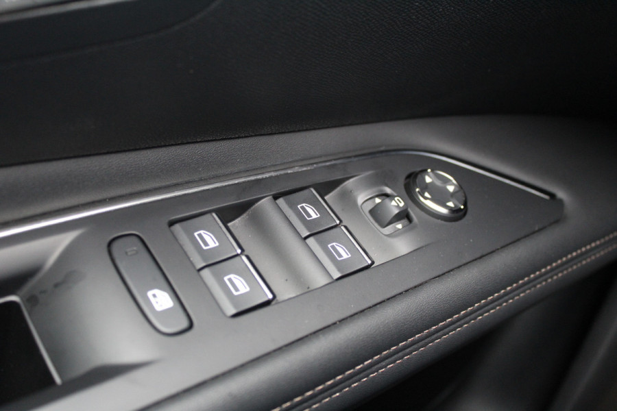 Peugeot 3008 1.6 HYbrid 225 GT | Nachtzicht | Panoramadak | Trekhaak | Navigatie | Camera | BLIS