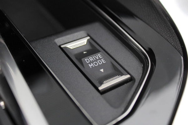 Peugeot 3008 1.6 HYbrid 225 GT | Nachtzicht | Panoramadak | Trekhaak | Navigatie | Camera | BLIS