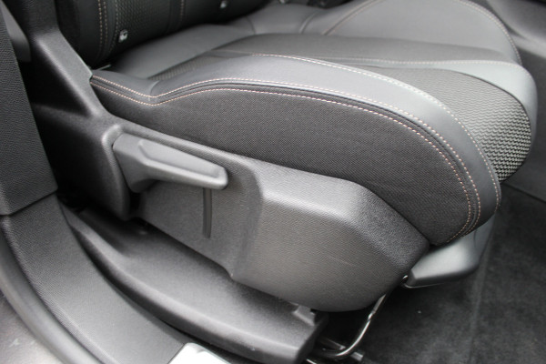 Peugeot 3008 1.6 HYbrid 225 GT | Nachtzicht | Panoramadak | Trekhaak | Navigatie | Camera | BLIS