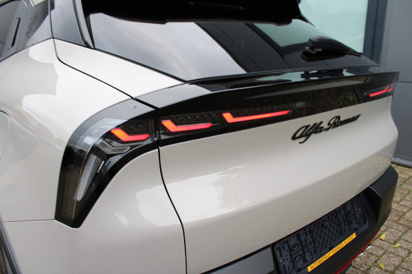 Alfa Romeo junior 1.2 Turbo Hybrid Ibrida Speciale | Direct beschikbaar | Navigatie | Adaptieve Cruise | Led | Camera | Stoelverwarming