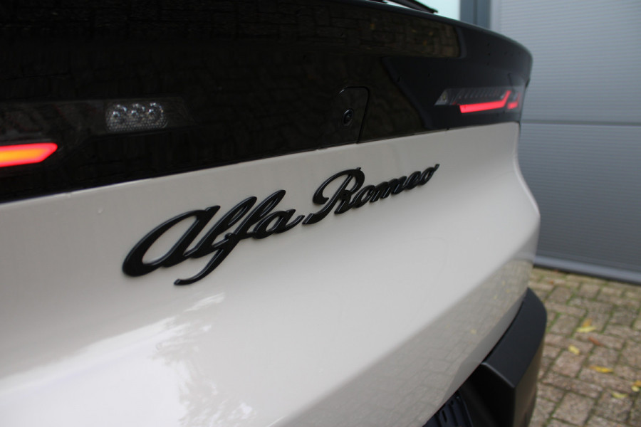 Alfa Romeo junior 1.2 Turbo Hybrid Ibrida Speciale | Direct beschikbaar | Navigatie | Adaptieve Cruise | Led | Camera | Stoelverwarming
