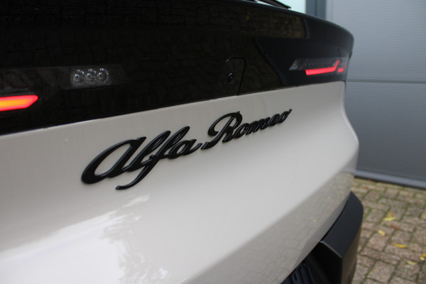 Alfa Romeo junior 1.2 Turbo Hybrid Ibrida Speciale | Direct beschikbaar | Navigatie | Adaptieve Cruise | Led | Camera | Stoelverwarming