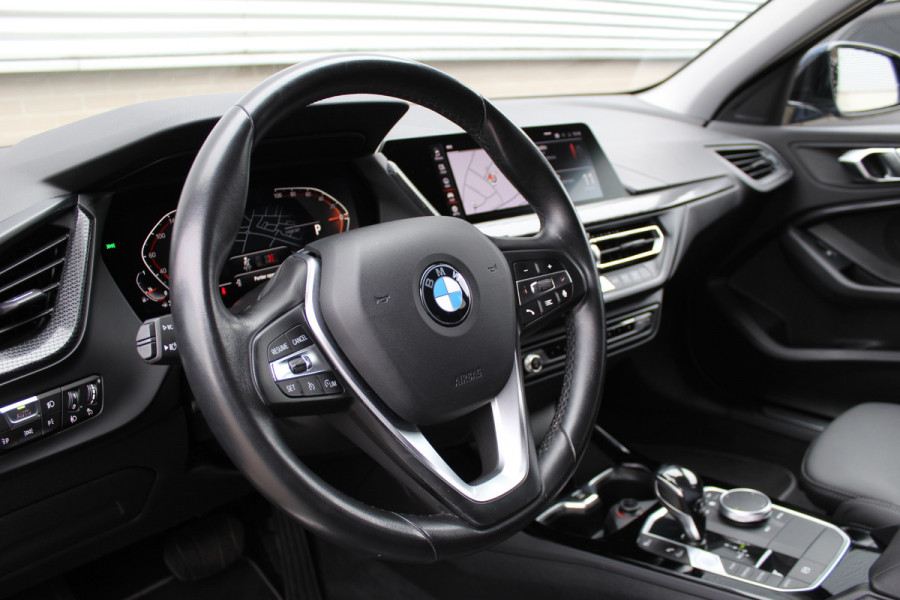 BMW 1-serie 118i Executive Edition | Cruise Control | Origin NL | Parkeersensoren | Navigatie