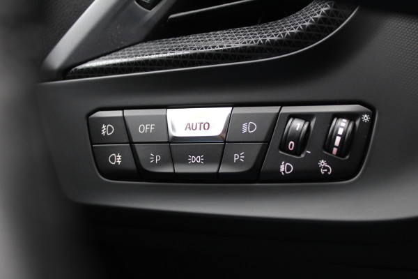 BMW 1-serie 118i Executive Edition | Cruise Control | Origin NL | Parkeersensoren | Navigatie