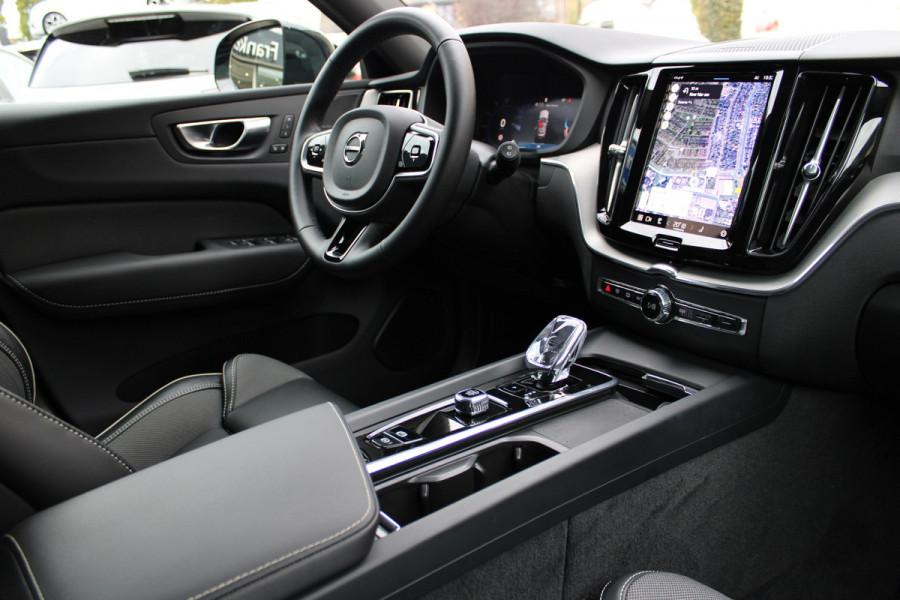 Volvo XC60 2.0 T6 Plug-in hybrid AWD Plus Black Edition | Trekhaak | 360 Camera | H&K | BLIS |