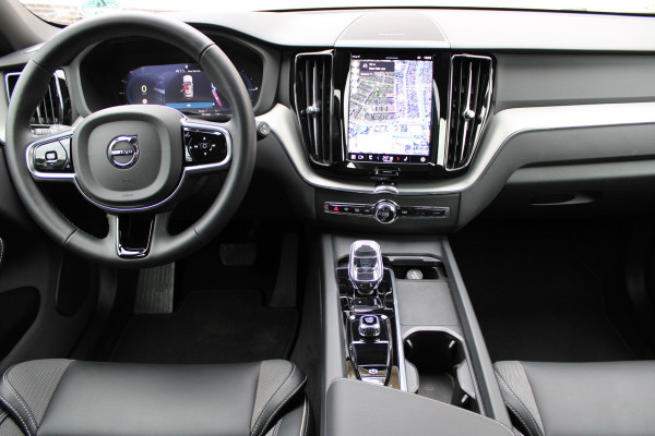 Volvo XC60 2.0 T6 Plug-in hybrid AWD Plus Black Edition | Trekhaak | 360 Camera | H&K | BLIS |