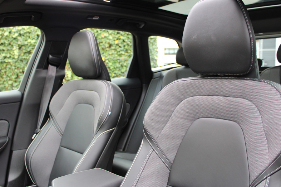 Volvo XC60 2.0 T6 Plug-in hybrid AWD Plus Black Edition | Trekhaak | 360 Camera | H&K | BLIS |