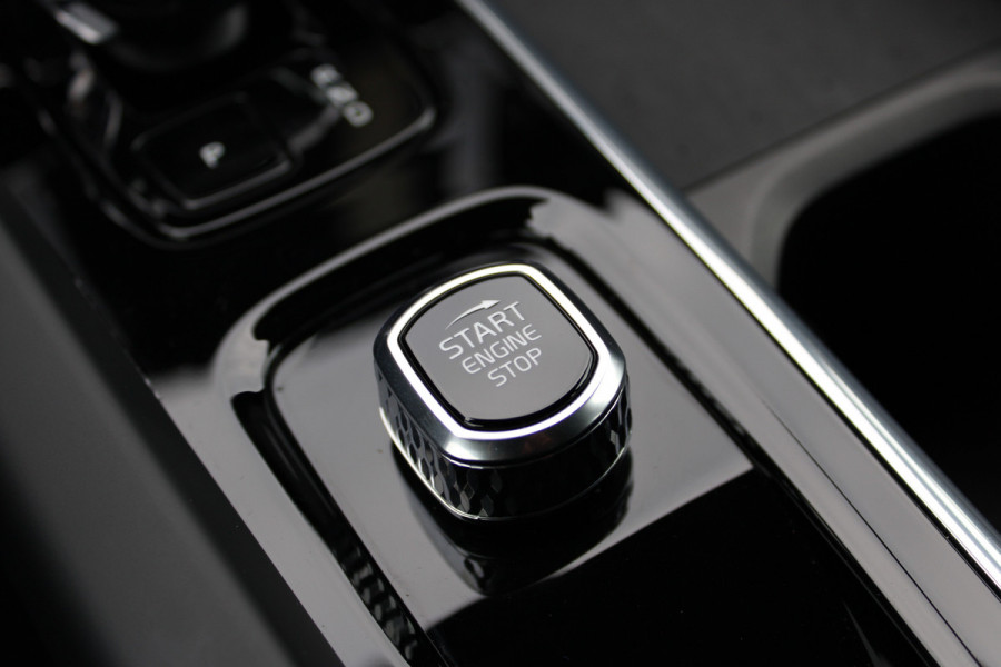 Volvo XC60 2.0 T6 Plug-in hybrid AWD Plus Black Edition | Trekhaak | 360 Camera | H&K | BLIS |