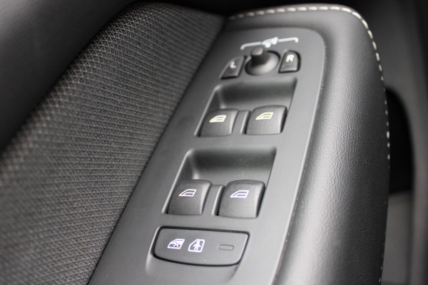 Volvo XC60 2.0 T6 Plug-in hybrid AWD Plus Black Edition | Trekhaak | 360 Camera | H&K | BLIS |