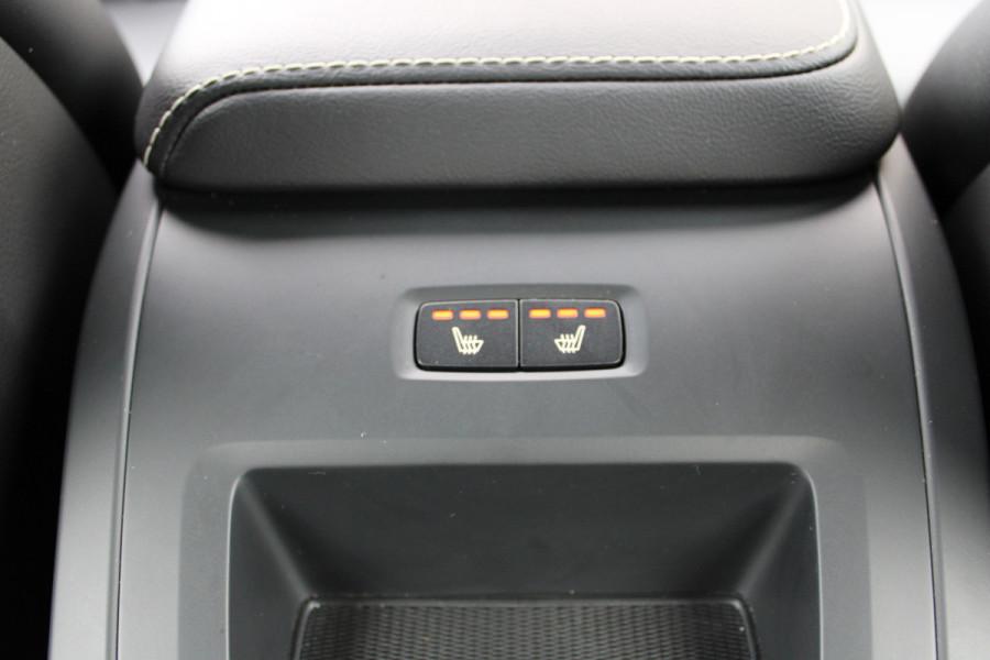 Volvo XC60 2.0 T6 Plug-in hybrid AWD Plus Black Edition | Trekhaak | 360 Camera | H&K | BLIS |