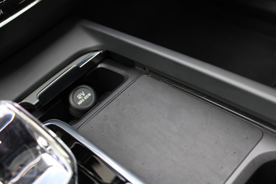 Volvo XC60 2.0 T6 Plug-in hybrid AWD Plus Black Edition | Trekhaak | 360 Camera | H&K | BLIS |