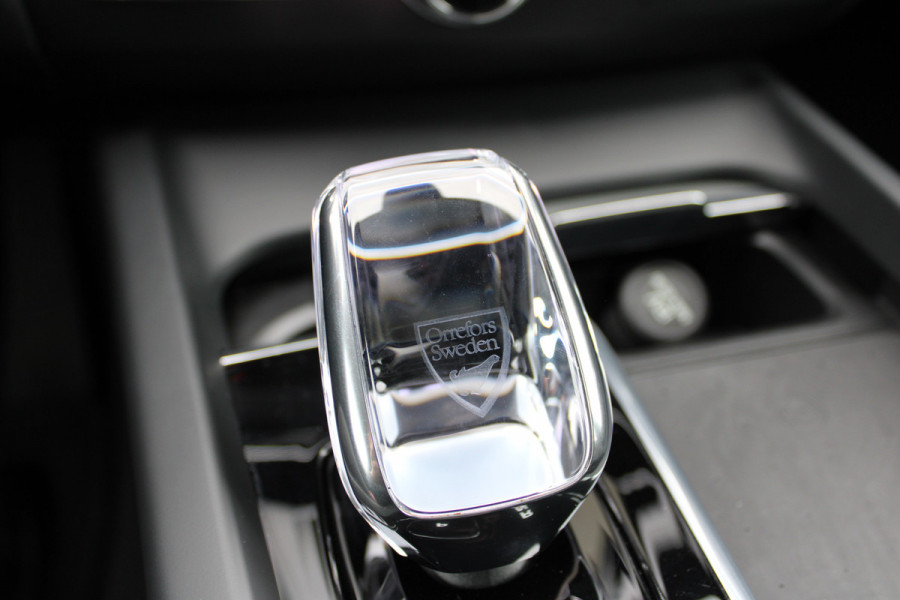 Volvo XC60 2.0 T6 Plug-in hybrid AWD Plus Black Edition | Trekhaak | 360 Camera | H&K | BLIS |