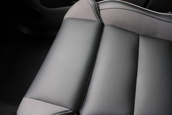 Volvo XC60 2.0 T6 Plug-in hybrid AWD Plus Black Edition | Trekhaak | 360 Camera | H&K | BLIS |