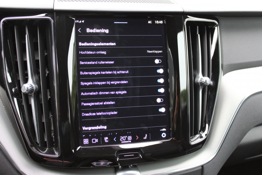 Volvo XC60 2.0 T6 Plug-in hybrid AWD Plus Black Edition | Trekhaak | 360 Camera | H&K | BLIS |