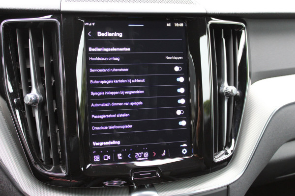 Volvo XC60 2.0 T6 Plug-in hybrid AWD Plus Black Edition | Trekhaak | 360 Camera | H&K | BLIS |