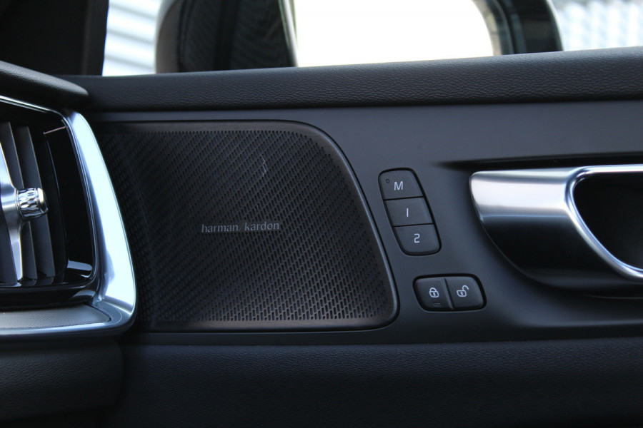 Volvo V60 2.0 T6 Plug-in hybrid AWD Plus Dark | Panoramadak | Trekhaak | BLIS | H/K | 360 Camera