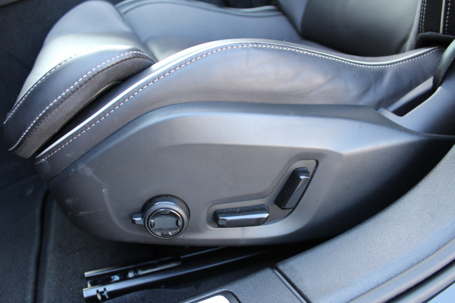 Volvo V60 2.0 T6 Plug-in hybrid AWD Plus Dark | Panoramadak | Trekhaak | BLIS | H/K | 360 Camera