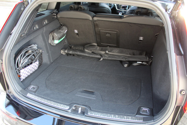 Volvo V60 2.0 T6 Plug-in hybrid AWD Plus Dark | Panoramadak | Trekhaak | BLIS | H/K | 360 Camera