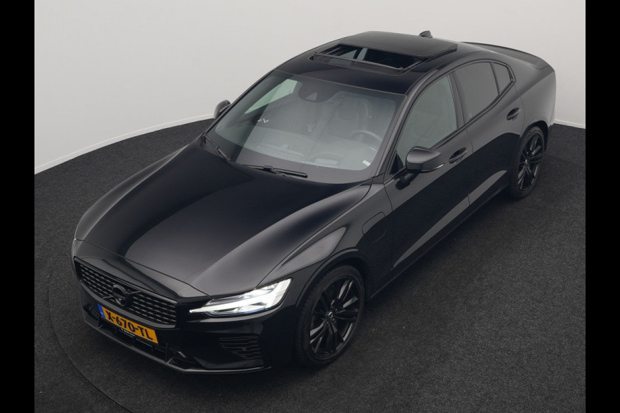 Volvo S60 Recharge T8 AWD R-Design Plug in Hybrid 391pk Black Dealer O.H PHEV | Schuifdak | Bowers & Wilkins | Head Up | Adaptive Cruise | 360 Camera | Luxe Lederen Sportstoelen Massage & Memory | 19"L.M | Keyless | Navigatie |