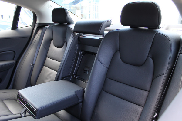 Volvo S60 2.0 Recharge T8 AWD Ultimate Dark | Schuif/Kantel dak | Head-up | H/K | BLIS | Leder | Pilot Assist