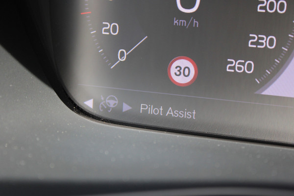 Volvo XC40 1.5 T4 Plug-in hybrid Plus Dark | Trekhaak | H/K | Pilot Assist | Memory | Navigatie | 360 Camera