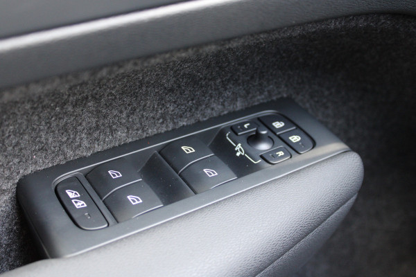 Volvo XC40 1.5 T4 Plug-in hybrid Plus Dark | Trekhaak | H/K | Pilot Assist | Memory | Navigatie | 360 Camera