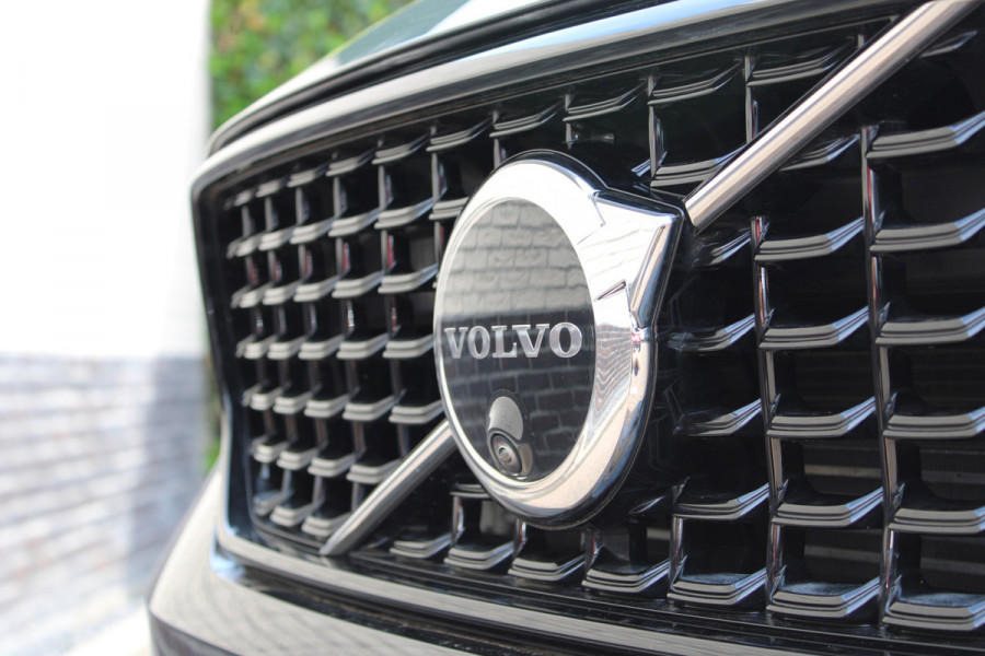 Volvo XC40 1.5 T4 Plug-in hybrid Plus Dark | Trekhaak | H/K | Pilot Assist | Memory | Navigatie | 360 Camera