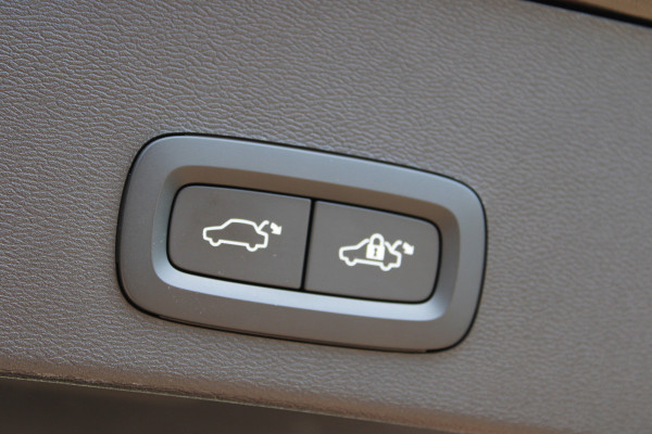 Volvo XC40 1.5 T4 Plug-in hybrid Plus Dark | Trekhaak | H/K | Pilot Assist | Memory | Navigatie | 360 Camera