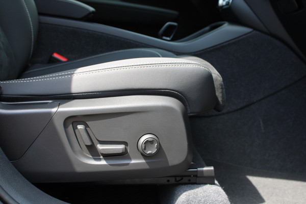 Volvo XC40 1.5 T4 Plug-in hybrid Plus Dark | Trekhaak | H/K | Pilot Assist | Memory | Navigatie | 360 Camera