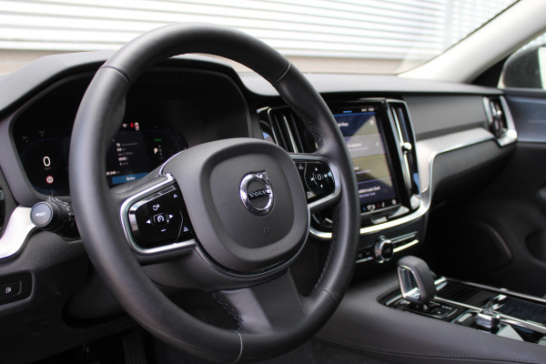 Volvo V60 2.0 T6 Plug-in hybrid AWD Plus Dark | Panoramadak | Trekhaak | H&K | BLIS | 360 Camera | Winterpack