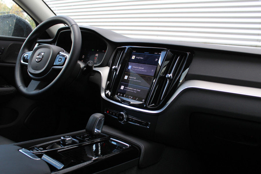 Volvo V60 2.0 T6 Plug-in hybrid AWD Plus Dark | Panoramadak | Trekhaak | H&K | BLIS | 360 Camera | Winterpack