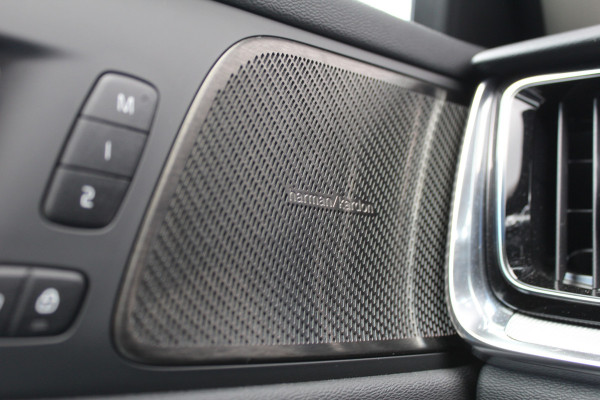 Volvo V60 2.0 T6 Plug-in hybrid AWD Plus Dark | Panoramadak | Trekhaak | H&K | BLIS | 360 Camera | Winterpack