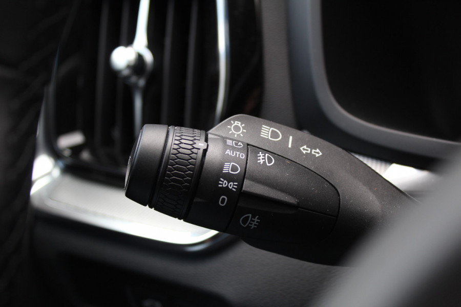 Volvo V60 2.0 T6 Plug-in hybrid AWD Plus Dark | Panoramadak | Trekhaak | H&K | BLIS | 360 Camera | Winterpack