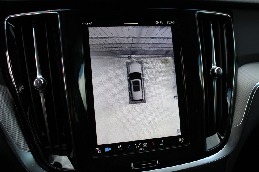 Volvo V60 2.0 T6 Plug-in hybrid AWD Plus Dark | Panoramadak | Trekhaak | H&K | BLIS | 360 Camera | Winterpack
