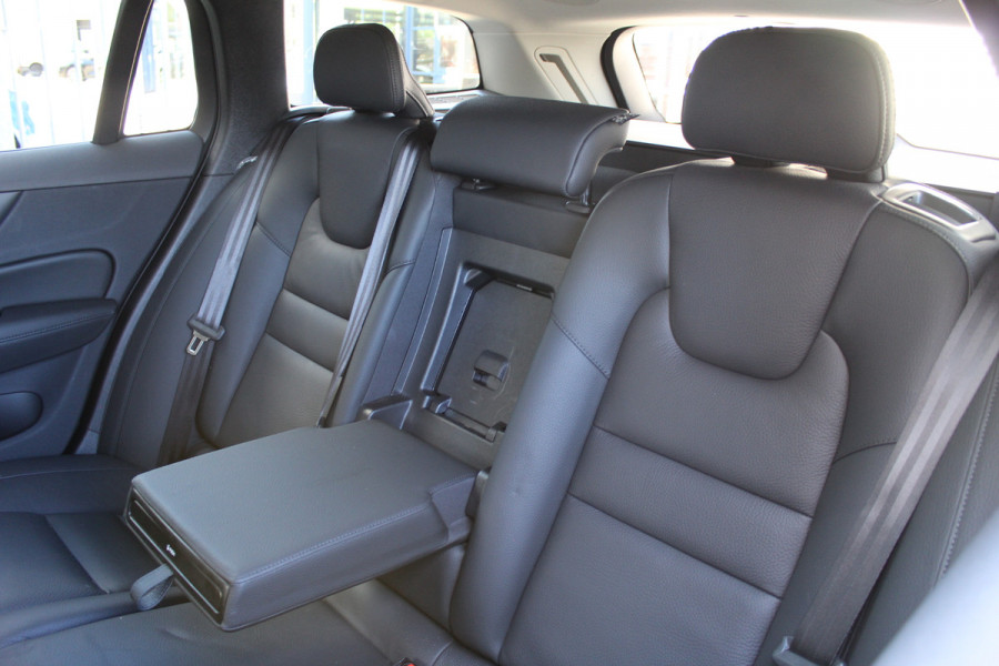 Volvo V60 2.0 T6 Plug-in hybrid AWD Plus Dark | Panoramadak | Trekhaak | H&K | BLIS | 360 Camera | Winterpack