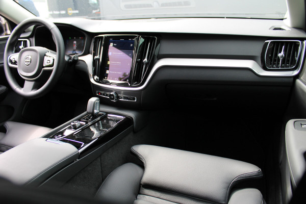 Volvo V60 2.0 T6 Plug-in hybrid AWD Plus Dark | Panoramadak | Trekhaak | H/K | 360 Camera
