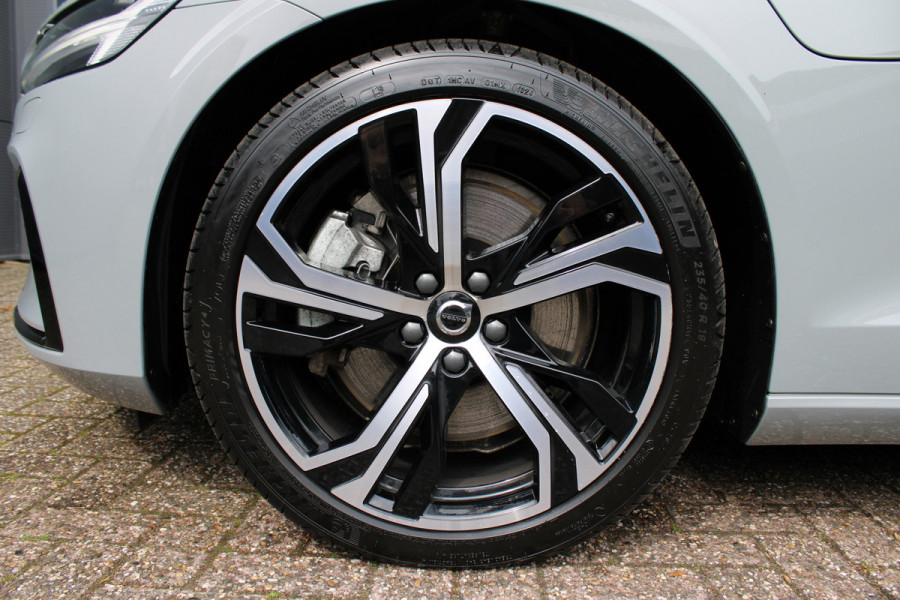 Volvo V60 2.0 T6 Plug-in hybrid AWD Plus Dark | Panoramadak | Trekhaak | H/K | 360 Camera