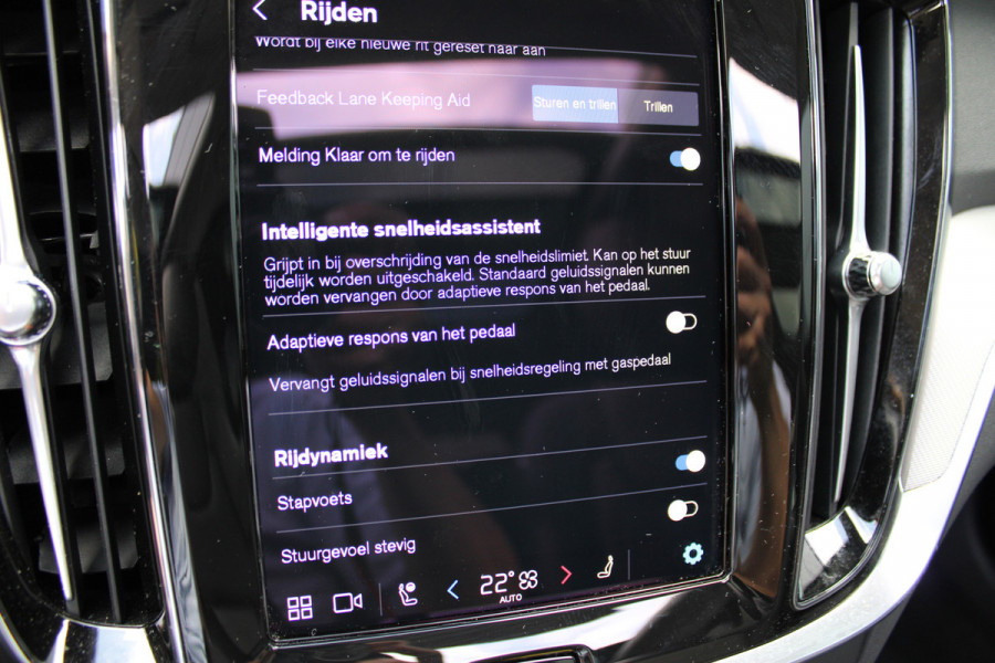 Volvo V60 2.0 T6 Plug-in hybrid AWD Plus Dark | Panoramadak | Trekhaak | H/K | 360 Camera