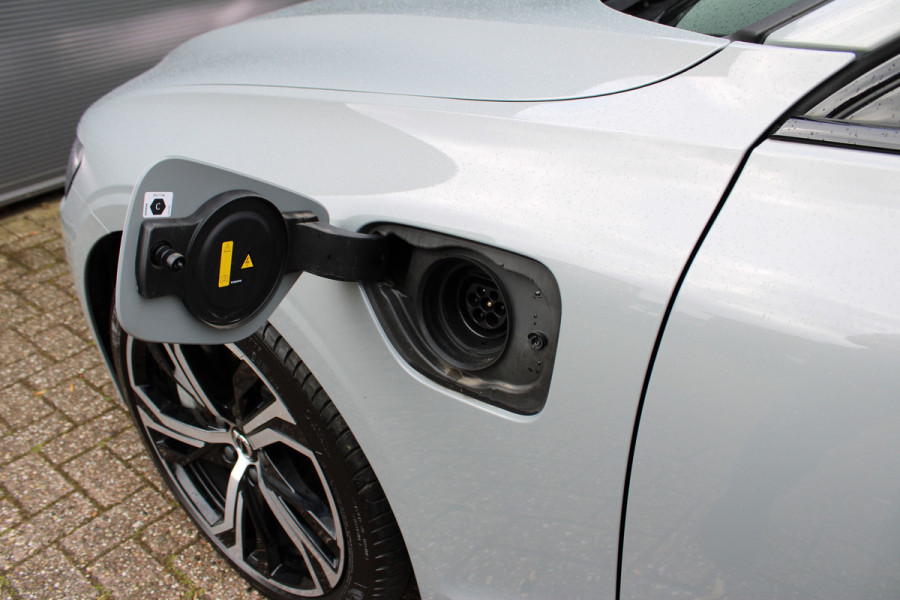 Volvo V60 2.0 T6 Plug-in hybrid AWD Plus Dark | Panoramadak | Trekhaak | H/K | 360 Camera