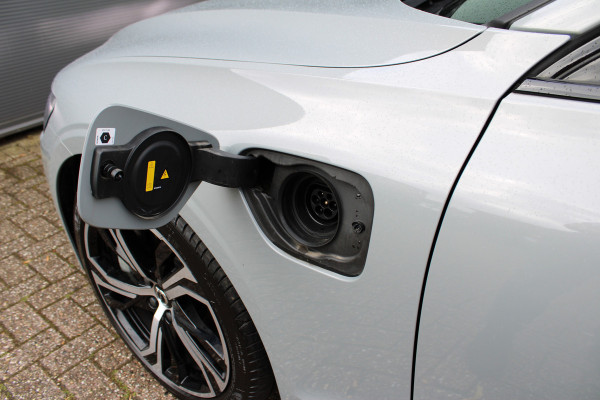 Volvo V60 2.0 T6 Plug-in hybrid AWD Plus Dark | Panoramadak | Trekhaak | H/K | 360 Camera