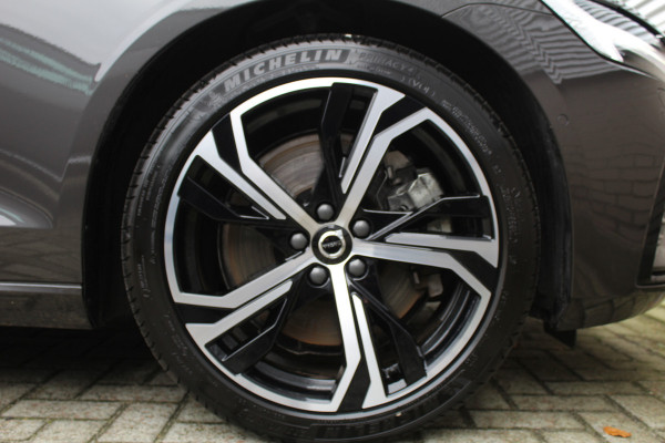 Volvo V60 2.0 T6 Plug-in hybrid AWD Plus Dark | Pilot Assist | 19" | Trekhaak | 360 Camera | H&K