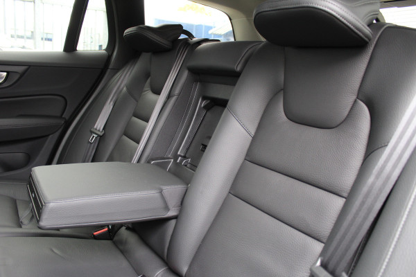 Volvo V60 2.0 T6 Plug-in hybrid AWD Plus Dark | Pilot Assist | 19" | Trekhaak | 360 Camera | H&K