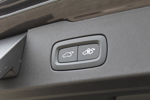 Volvo V60 2.0 T6 Plug-in hybrid AWD Plus Dark | Pilot Assist | 19" | Trekhaak | 360 Camera | H&K