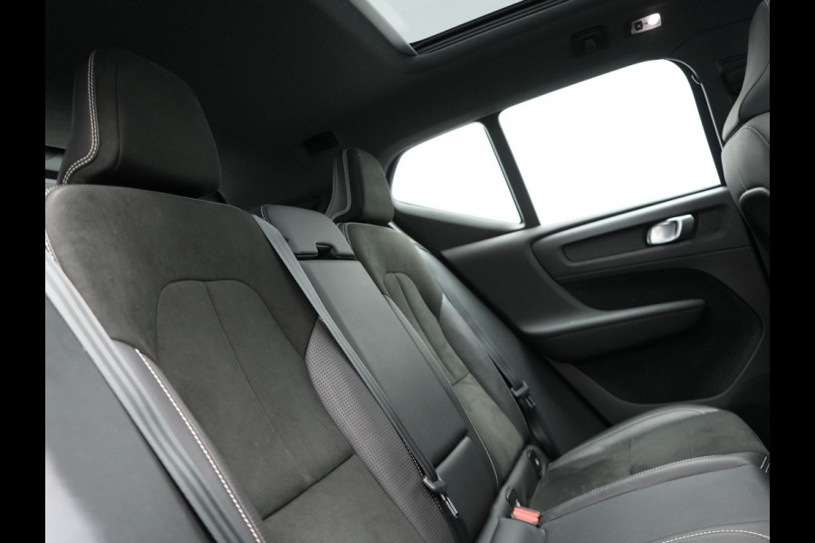 Volvo XC40 T5 Recharge R-Design Plug In Hybrid 262pk Dealer O.H PHEV | Panodak | Camera | Harman & Kardon | Alcantara Sportstoelen Memory & Verwarmd | Apple Carplay | Blis | Adaptive LED | Navigatie | Virtual | DAB |