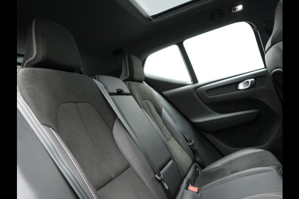 Volvo XC40 T5 Recharge R-Design Plug In Hybrid 262pk Dealer O.H PHEV | Panodak | Camera | Harman & Kardon | Alcantara Sportstoelen Memory & Verwarmd | Apple Carplay | Blis | Adaptive LED | Navigatie | Virtual | DAB |