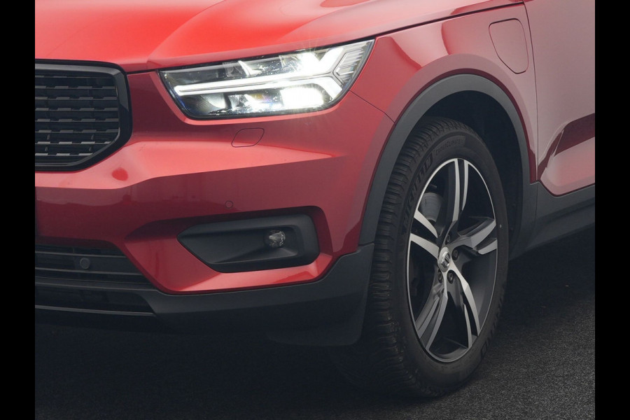Volvo XC40 T5 Recharge R-Design Plug In Hybrid 262pk Dealer O.H PHEV | Panodak | Camera | Harman & Kardon | Alcantara Sportstoelen Memory & Verwarmd | Apple Carplay | Blis | Adaptive LED | Navigatie | Virtual | DAB |
