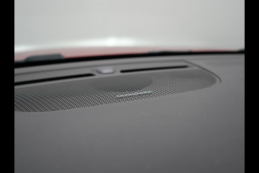 Volvo XC40 T5 Recharge R-Design Plug In Hybrid 262pk Dealer O.H PHEV | Panodak | Camera | Harman & Kardon | Alcantara Sportstoelen Memory & Verwarmd | Apple Carplay | Blis | Adaptive LED | Navigatie | Virtual | DAB |
