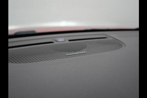 Volvo XC40 T5 Recharge R-Design Plug In Hybrid 262pk Dealer O.H PHEV | Panodak | Camera | Harman & Kardon | Alcantara Sportstoelen Memory & Verwarmd | Apple Carplay | Blis | Adaptive LED | Navigatie | Virtual | DAB |
