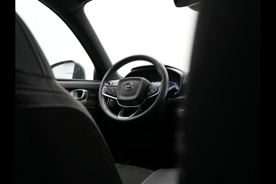 Volvo XC40 T5 Recharge R-Design Plug In Hybrid 262pk Dealer O.H PHEV | Panodak | Camera | Harman & Kardon | Alcantara Sportstoelen Memory & Verwarmd | Apple Carplay | Blis | Adaptive LED | Navigatie | Virtual | DAB |