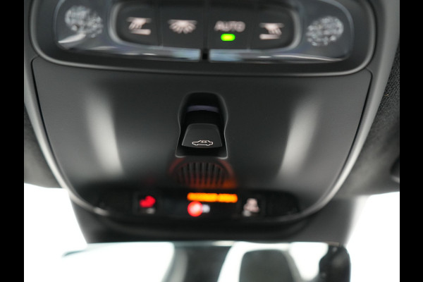 Volvo XC40 T5 Recharge R-Design Plug In Hybrid 262pk Dealer O.H PHEV | Panodak | Camera | Harman & Kardon | Alcantara Sportstoelen Memory & Verwarmd | Apple Carplay | Blis | Adaptive LED | Navigatie | Virtual | DAB |